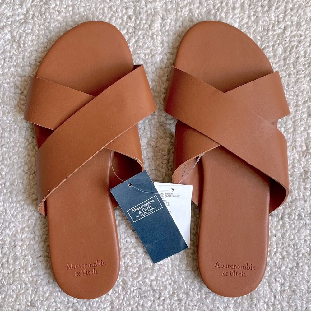 Abercrombie & Fitch Criss-Cross Faux Leather Slide, size 6/7